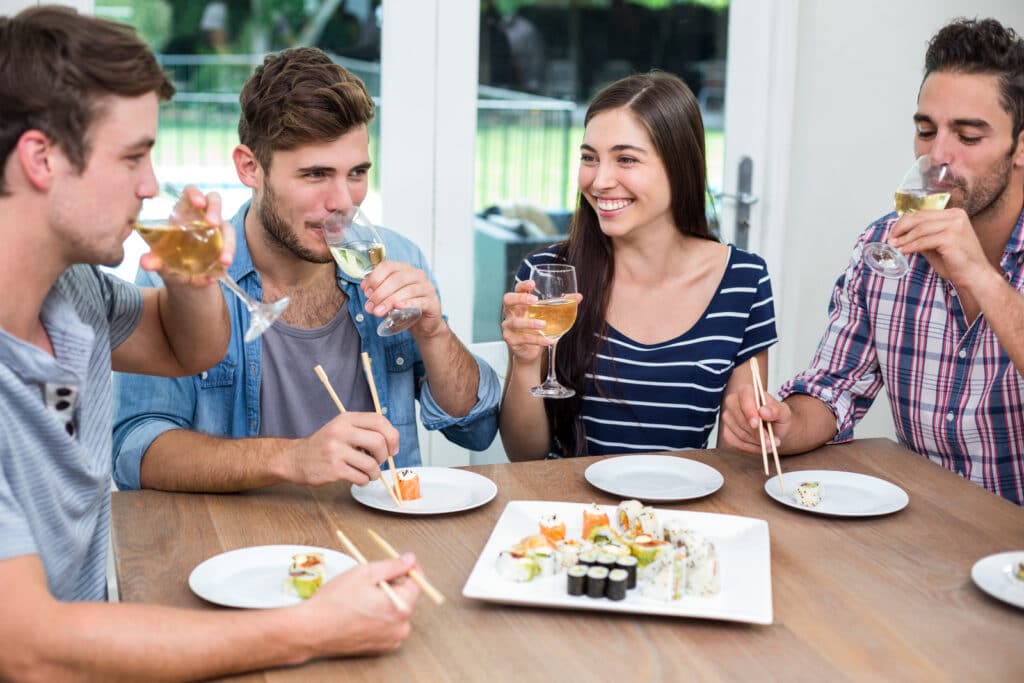 Genieten van een glas wijn bij sushi