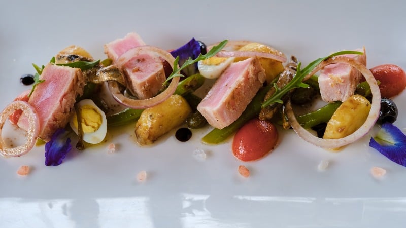 Frans gerecht met rood tonijnvlees