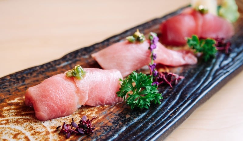 Japanse Otoro tonijnsushi op ambachtelijke keramische plaat