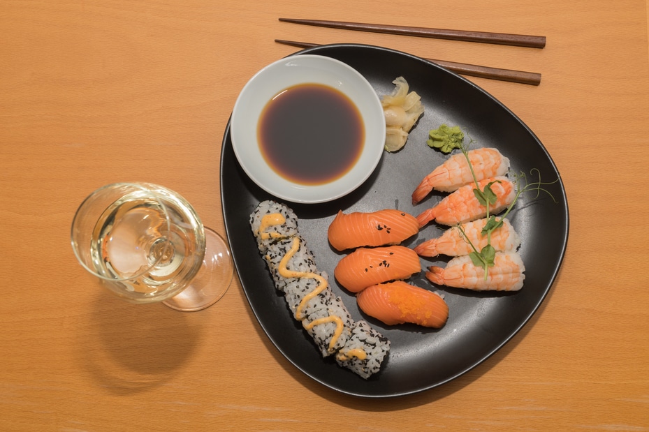 Sushi maaltijd met een gals witte wijn