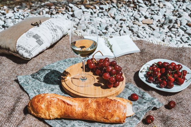 Een heerlijke zomerse picnic met witte wijn