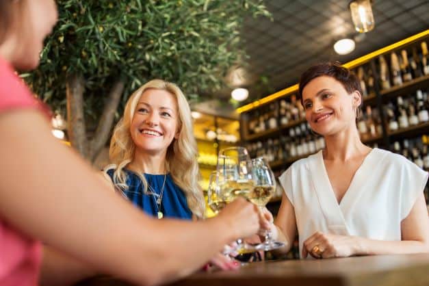 Gezellig samen een glas witte wijn drinken